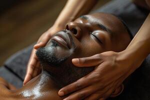 ai generiert jung schwarz Mann genießen entspannend Gesichts- Massage im ein Spa foto