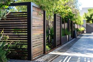 ai generiert modern Metall Zaun zum Fechten das Hof Bereich und Gardens foto
