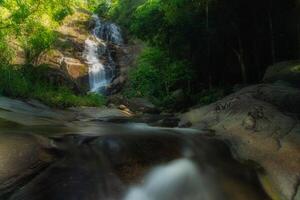 kleiner Wasserfall im Wald foto