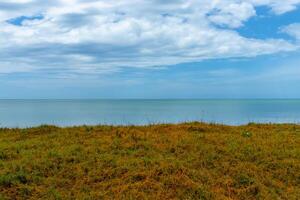 auf das Strand mit Blau Himmel foto