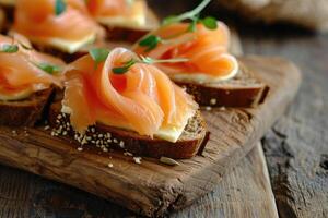 ai generiert geräuchert Lachs auf Roggen Brot Scheibe auf hölzern Tafel. foto