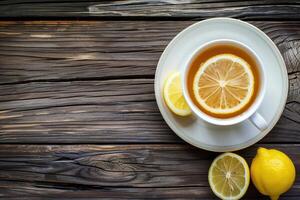 ai generiert ein Tasse von Tee mit Zitrone hoch Winkel Aussicht auf ein dunkel hölzern Hintergrund Raum zum Text. foto