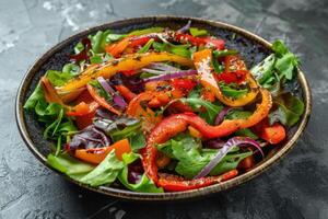 ai generiert Licht Sommer- frisch Salat mit bunt Pfeffer. Vegetarier Essen foto