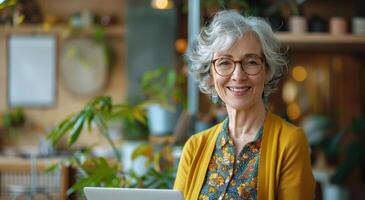 ai generiert Frau im Gelb Strickjacke suchen beim Laptop foto