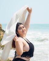 Porträt jung asiatisch Frau Fett mollig süß schön Lächeln glücklich Spaß genießen entspannen Bikini Badebekleidung Körper sexy Vorderseite Aussicht Meer Strand Weiß Sand sauber blauer Himmel Ruhe Natur Ozean Welle Wasser Reise auf Urlaub foto