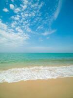 Horizont Landschaft Sommer- Vertikale Vorderseite Aussicht Punkt schön tropisch Meer Strand Weiß Sand sauber und Blau Himmel Hintergrund Ruhe Natur Ozean schön Welle Wasser Reise beim sai Kaew Strand Thailand foto