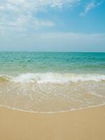 Horizont Landschaft Sommer- Vertikale Vorderseite Aussicht Punkt schön tropisch Meer Strand Weiß Sand sauber und Blau Himmel Hintergrund Ruhe Natur Ozean schön Welle Wasser Reise beim sai Kaew Strand Thailand foto