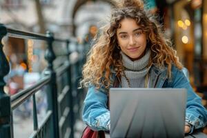 ai generiert Frau Sitzung auf Bank suchen beim Kamera foto