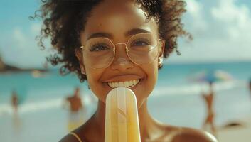 ai generiert Frau halten ein Eis am Stiel auf das Strand foto