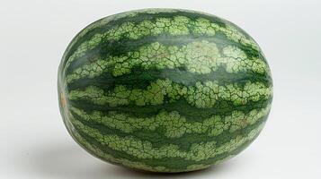 ai generiert Wassermelone auf Weiß Oberfläche foto