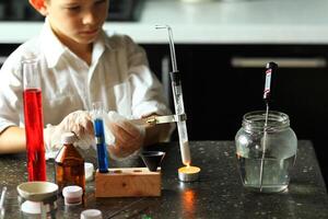 jung ernst Wissenschaftler Chemiker Herstellung wissenschaftlich Experimente. Kinder im Stengel foto