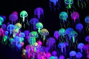 ein klatschen von fluoreszierend Qualle schwimmend, Marine Leben Hintergrund foto