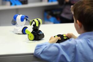Junge spielen Schlacht Kampf Roboter mit Fernbedienung Kontrolle. Robotik, Stengel foto