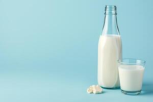 ai generiert Milch im das Glas und Flasche auf Blau Hintergrund. foto