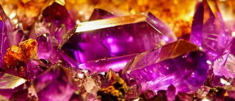 ai generiert Makro Schuss von strahlend lila Amethyst Kristall Punkte mit ein golden Betrachtung, präsentieren natürlich Mineral Schönheit foto