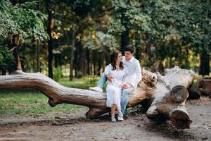 Ein Mann und ein Mädchen gehen die Wege eines Waldparks entlang foto