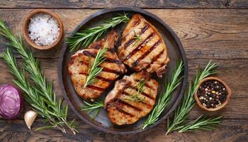 ai generiert gegrillt Schweinefleisch Koteletts mit Rosmarin Zweige auf ein hölzern Tisch, oben Aussicht foto