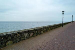 gepflastert Straße durch das Meer mit Laternen foto