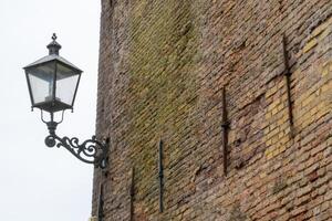 alt Straße Lampe auf Backstein Mauer foto