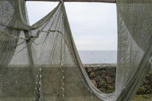 Angeln Netze zu trocken auf das Straße durch das Meer foto