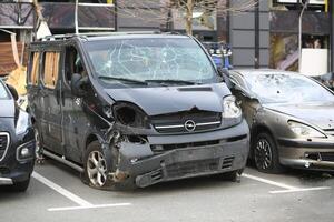 Bucha, Ukraine - - April 12, 2022 Autos absichtlich zerschlagen durch das Russisch Heer Schießen und Beschuss im das Straßen von Bucha Stadt, Dorf foto