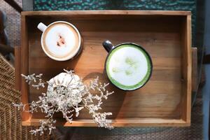 heiß Kaffee, Cappuccino Kaffee oder Latté Kaffee und heiß Grün Tee oder heiß Matcha Grün Tee Latté und Caspia Blume foto
