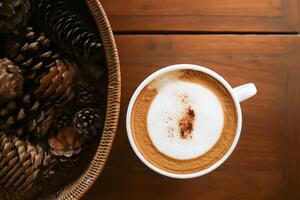 Kaffee oder heiß Kaffee, Latté Kaffee oder Cappuccino Kaffee oder Mokka Kaffee und Kiefer Blume foto
