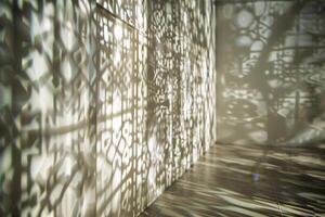 ai generiert Sonnenlicht Filtern durch Fenster Jalousie Abgüsse kompliziert Schatten von Möbel, Pflanzen, und Dekor auf das Räume Mauer. foto