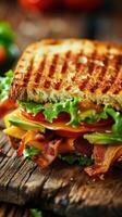 ai generiert ein lecker gegrillt Käse Sandwich mit Speck, Kopfsalat, Tomate und Avocado foto