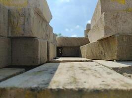 Nahansicht Foto von Ziegel ähnlich Beton Treppe im das Park