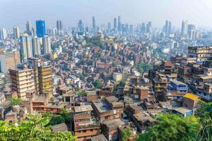 ai generiert Slum Bereiche und Armut hinter Hochhaus Gebäude im das Stadt Fachmann Fotografie foto