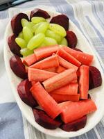 Obst im Schüssel zum Frühstück Rote Beete, Karotte und Trauben foto