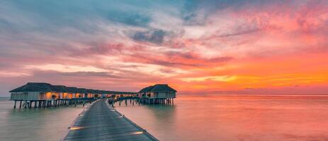 tolle Panorama Strand Landschaft. Malediven Sonnenuntergang Seelandschaft Sicht. Horizont mit Meer und bunt Himmel. Luxus Resort zum Ferien und Urlaub Konzept. tropisch Sonnenuntergang Strand foto