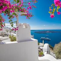 schöne panoramalandschaft der insel santorini, oia luxusresort und blaues meer meerblick mit weißer architektur. berühmtes reiseziel, atemberaubende landschaft mit pools und luxuriösem europatourismus foto