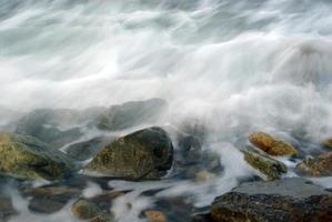 Turbulenzen Meerwasser und Felsen an der Küste foto