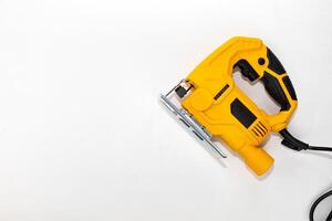 Gelb elektrisch Werkzeug Puzzle auf Weiß Hintergrund Flatlay foto
