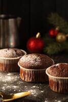 Schokolade Muffins mit pulverisiert Zucker auf oben auf ein schwarz Hintergrund. Weihnachten Dekoration . immer noch Leben schließen hoch. Essen Foto. foto