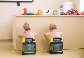 Männchen zum Demonstration von cpr kardiopulmonal Reanimation zum auferstanden Patienten und automatisiert extern Defibrillator foto