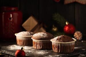 Schokolade Muffins mit pulverisiert Zucker auf oben auf ein schwarz Hintergrund. Weihnachten Dekoration . immer noch Leben schließen hoch. Essen Foto. foto