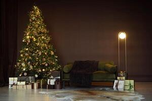 dunkel Luxus Zimmer mit Weihnachten und Neu Jahr Innere. Dekorationen. komfortabel Sofa und Lampe mit Geschenke und Weihnachten Baum foto