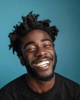 ai generiert Porträt von ein glücklich schwarz Mann auf farbig Hintergrund foto