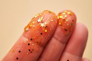 kosmetisch Gel mit funkeln auf Damen Finger auf ein Beige Hintergrund. foto