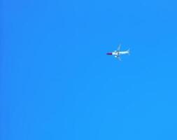 Flugzeug gegen ein Hintergrund von Blau Himmel auf ein sonnig Tag. foto