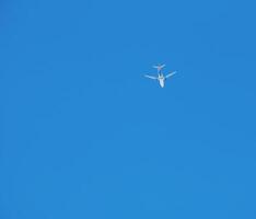 Flugzeug gegen ein Hintergrund von Blau Himmel auf ein sonnig Tag. foto