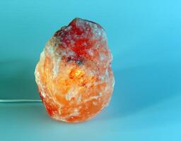 Orange Salz- Lampe. wann erhitzt, das Luft ist angereichert mit nützlich Substanzen. gesund Lebensstil Konzept. foto