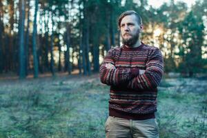 Porträt brutal bärtig Hipster Mann im das Wald foto