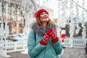 schön schön mittleren Alters Mädchen mit lockig Haar warm Winter Jacken steht Eis Eisbahn Hintergrund Stadt, Dorf Quadrat. foto