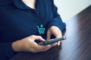 online Einkaufen, Kauf im online Shops durch Handy, Mobiltelefon Smartphone Anwendungen. foto