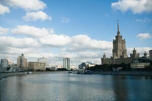 Aussicht auf das Moskau Fluss Hotel Radisson und Fluss Schiff foto
