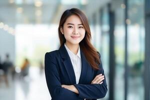 ai generiert zuversichtlich jung asiatisch Geschäftsfrau Stehen im ein modern Büro Umgebung während das Tag foto